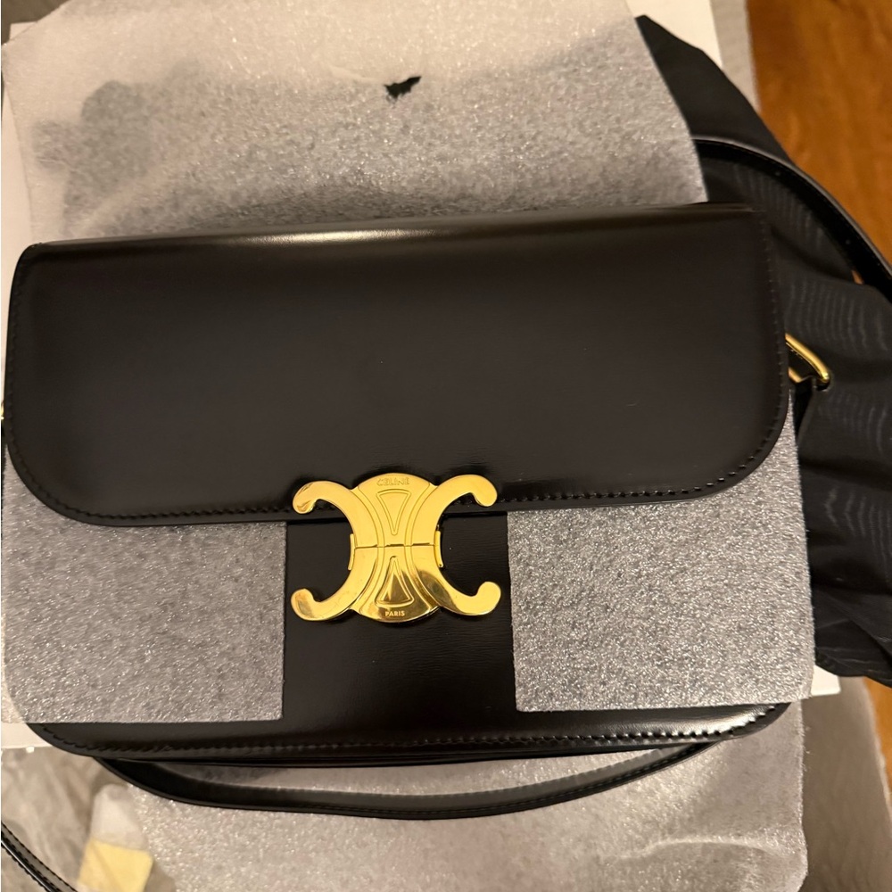 LIKE NEW Celine CLASSIQUE TRIOMPHE BAG IN SHINY CALFSKIN BLACK/ Medium size